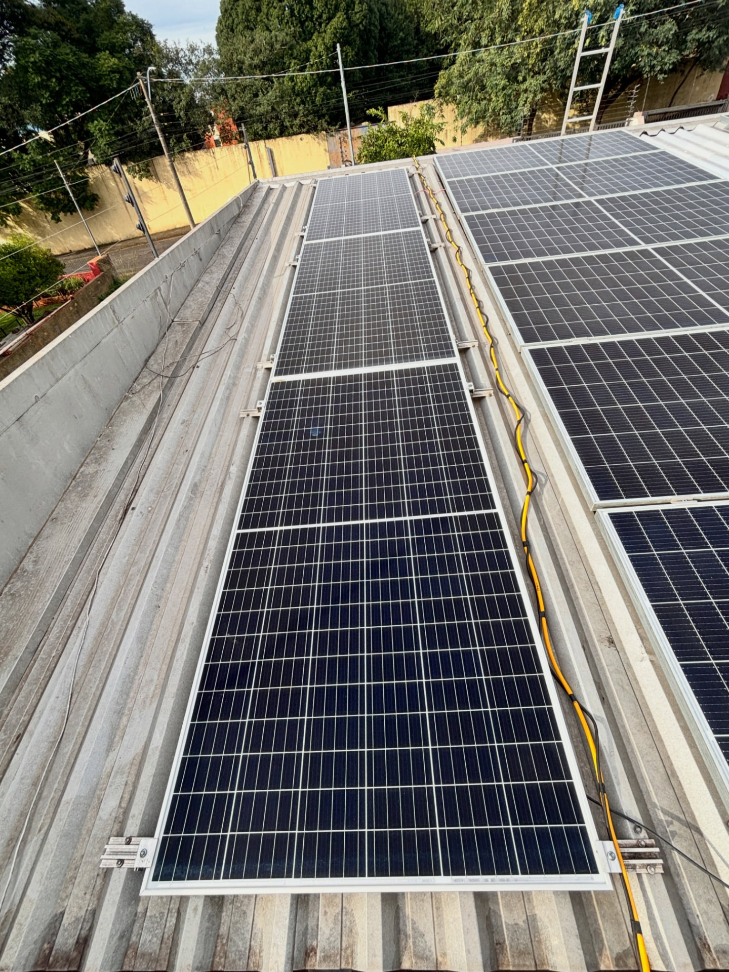Fileiras de painéis solares em telhado metálico comercial