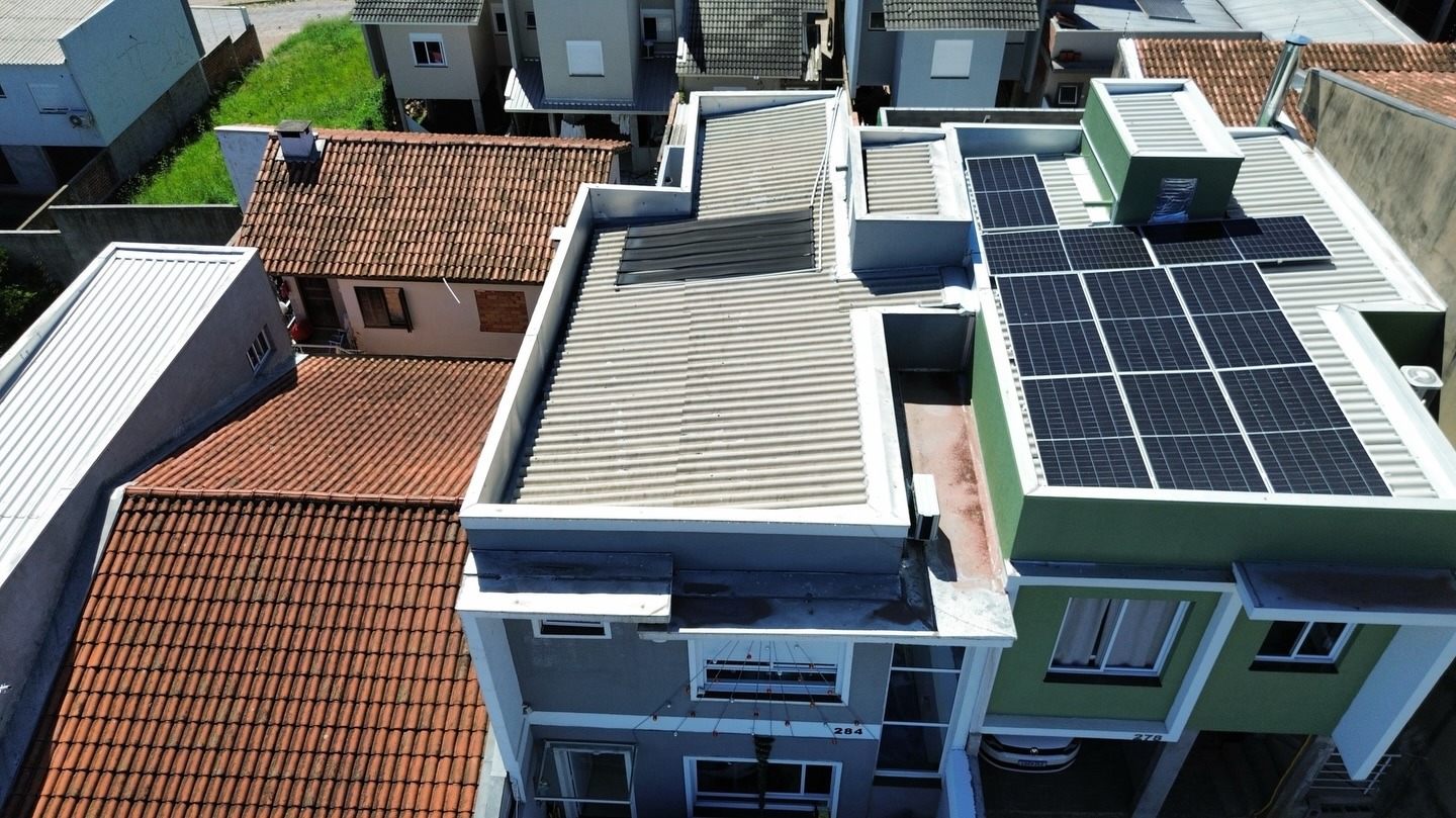 Vista aérea de painéis solares em sobrado residencial