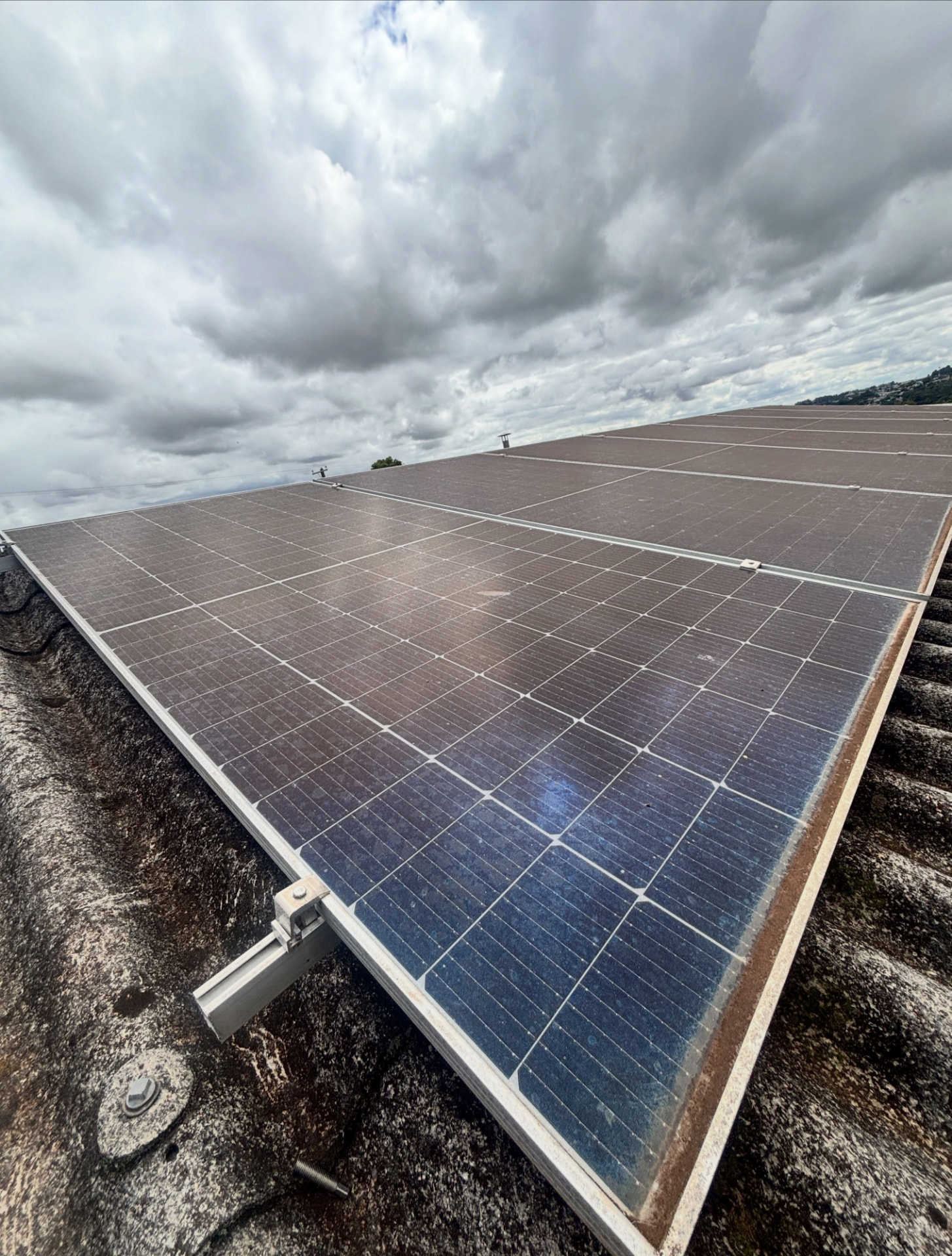 Grande usina fotovoltaica instalada em telhado