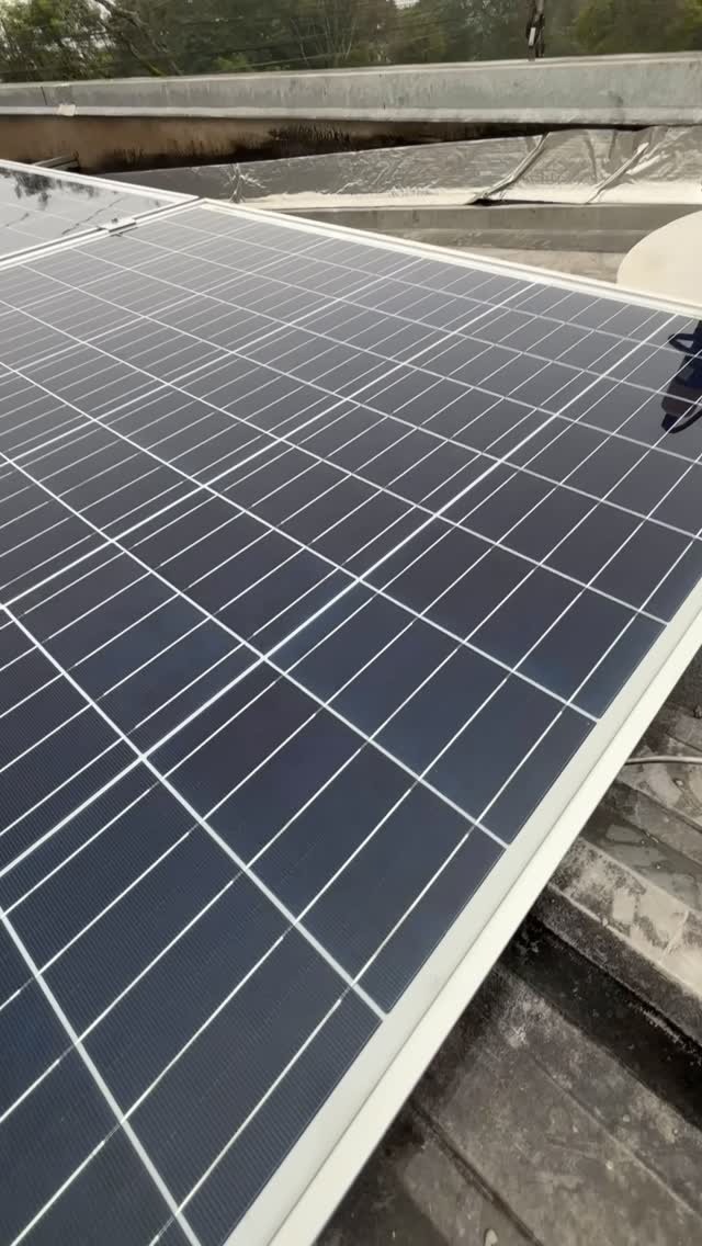 Painel solar instalado sobre laje de residência