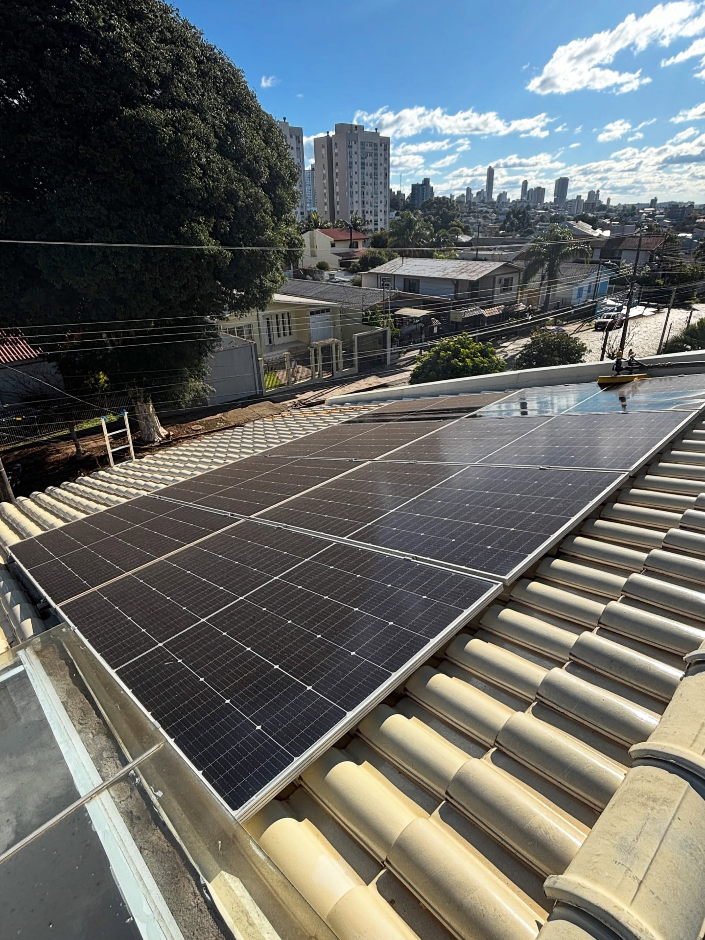 Sistema fotovoltaico em telhado de telhas cerâmicas