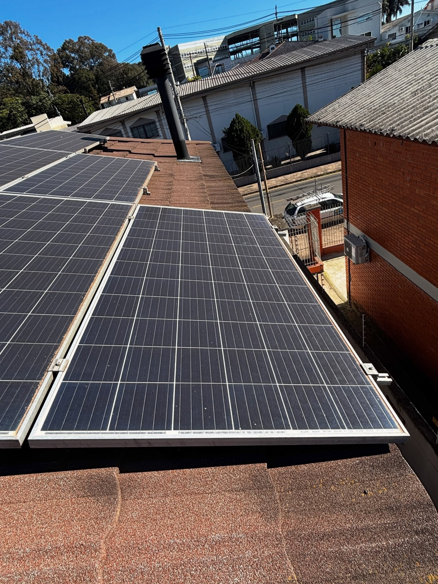 Painéis solares em telhado residencial em Passo Fundo